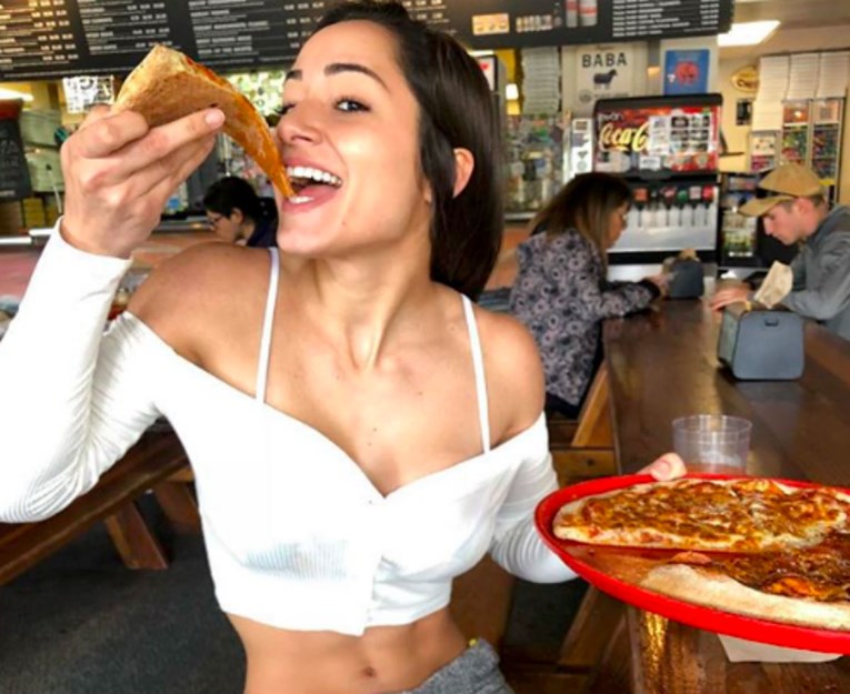 Ova djevojka ima savršeno oblikovano tijelo, a jede burgere, pizzu i pržene krumpiriće