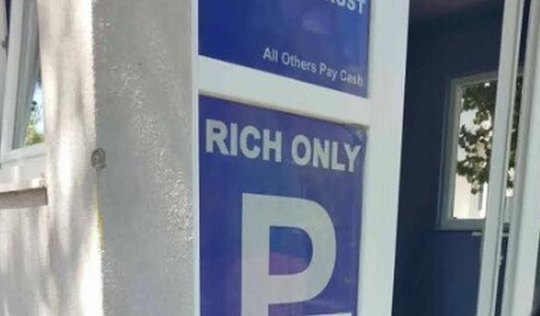 Parking "samo za bogate" u Tučepima podijelio Dalmatince: "Tužno i sramotno"