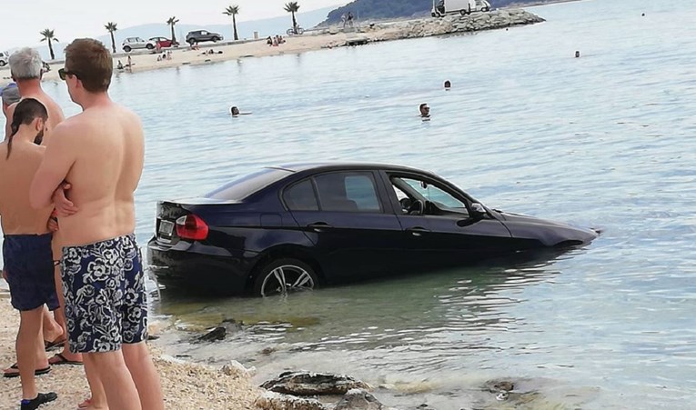 BMW u Splitu jučer se okupao u moru: "Kad je faca pa mora BMW-om na plažu"