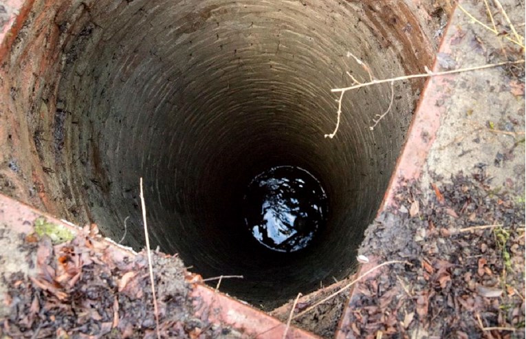 Žena u Srbiji upala u bunar, muž skočio za njom. Utopila se, a on je kritično