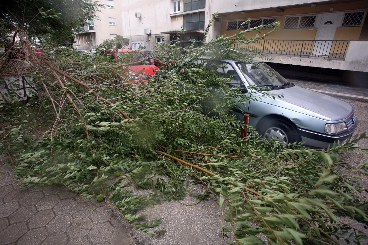 Bura paralizirala obalu: Zatvorene brojne ceste, otoci odsječeni od svijeta