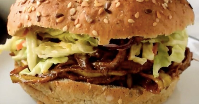 Veganka kao nadomjestak za meso u burgeru koristi koru od banane