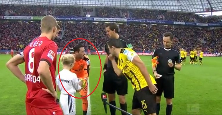 VIDEO Jeste li primijetili ritual golmana Borussije prije svake utakmice?