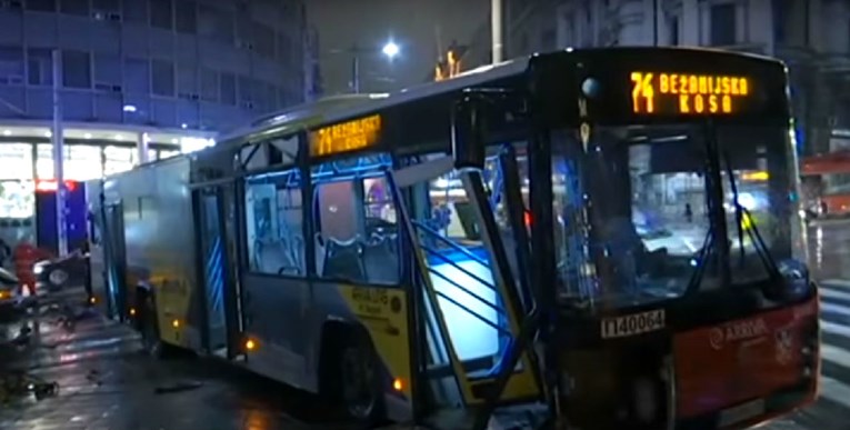 U Beogradu se džip zabio u autobus, dvoje poginulih