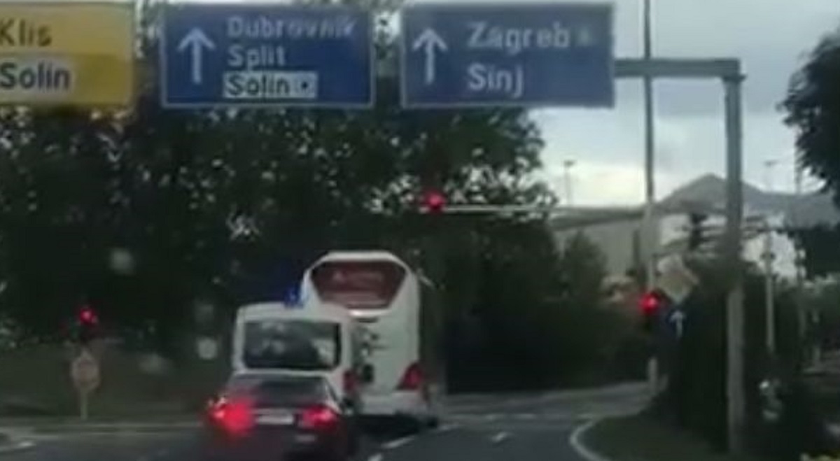 VIDEO Autobus reprezentacije prolazi kroz crveno na semaforima kod Splita