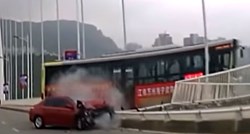 Zbog svađe žene i vozača busa u Kini poginulo 13 ljudi. Snimka pada je strašna
