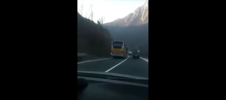 Hercegovački bus pretjecao kamion i auto preko pune crte, pogledajte snimku