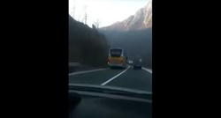Hercegovački bus pretjecao kamion i auto preko pune crte, pogledajte snimku