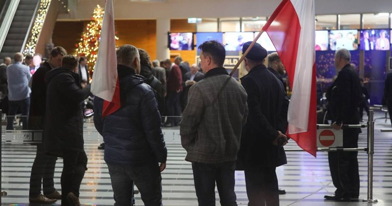 Krajnja desnica u Poljskoj izgubila izbore pa zauzela prostore javne televizije