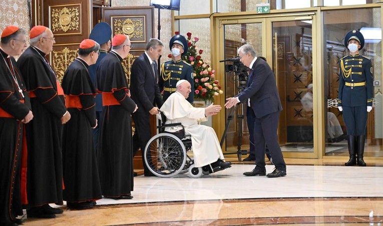 Papa Franjo stigao u Kazahstan