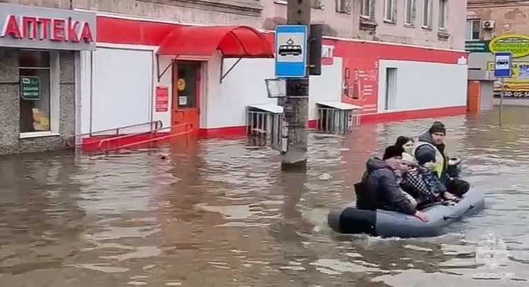 FOTO Ogromne poplave na ruskom Uralu. Tisuće evakuiranih, veliki grad pod vodom
