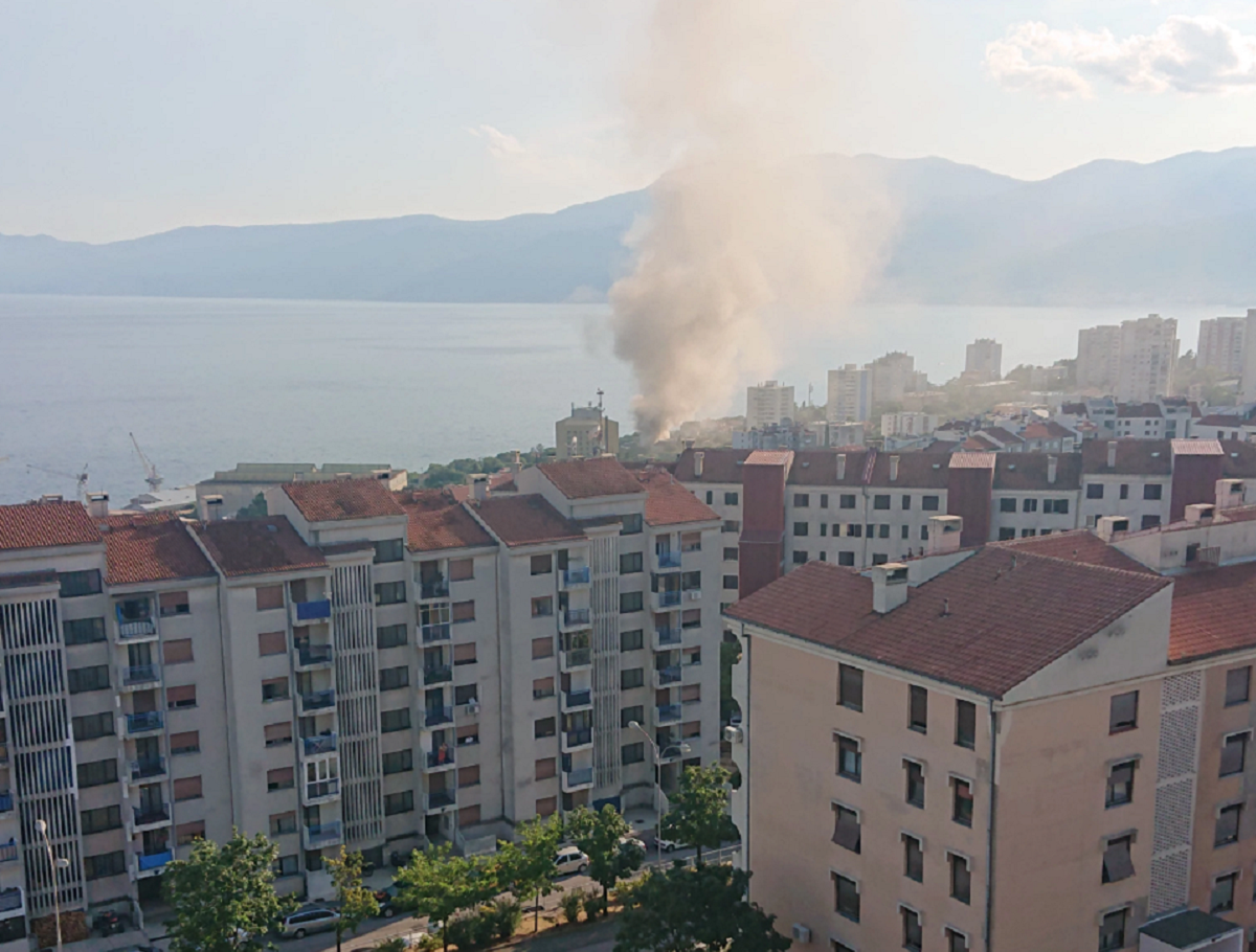 FOTO U Rijeci izgorjela baraka, vatrogasci spasili obližnju kuću