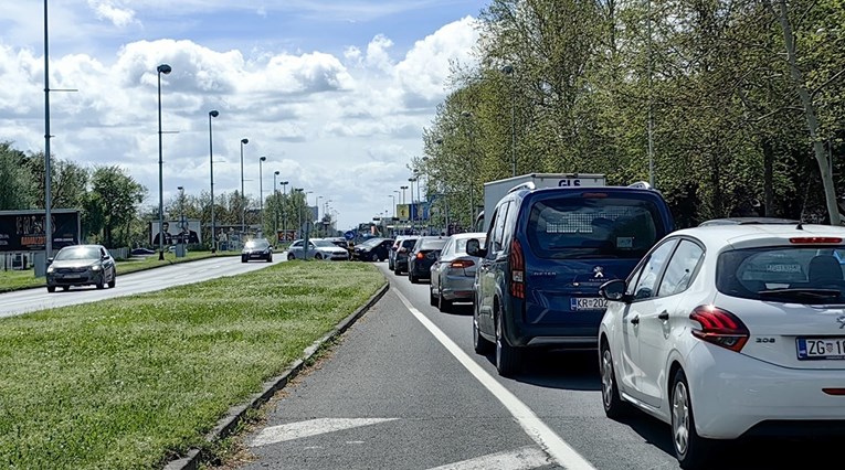 FOTO Nesreća u Novom Zagrebu izazvala velike gužve: "Malo je reći da je kaos"