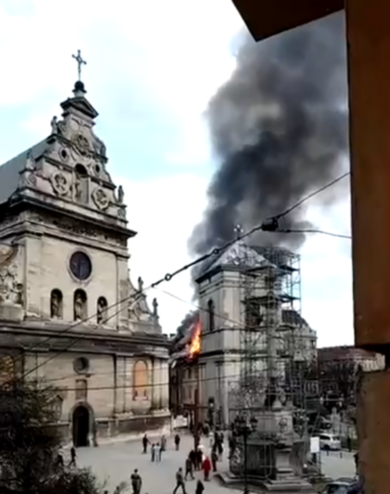 Rusi usred dana zabili dron u crkvu iz 17. stoljeća u centru Lavova, šire se snimke