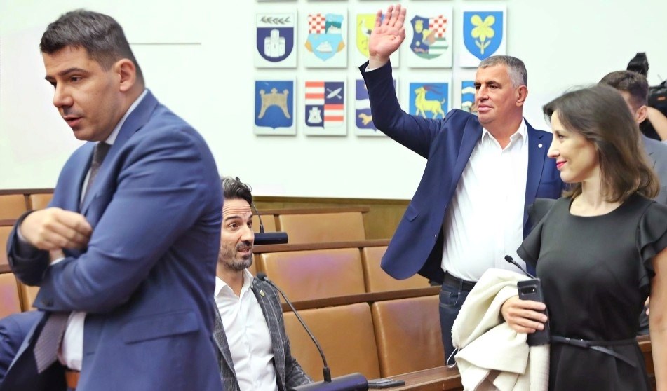 Neviđena akcija oporbe u saboru zbog Ine: "Lopovski, štakorski HDZ treba maknuti"