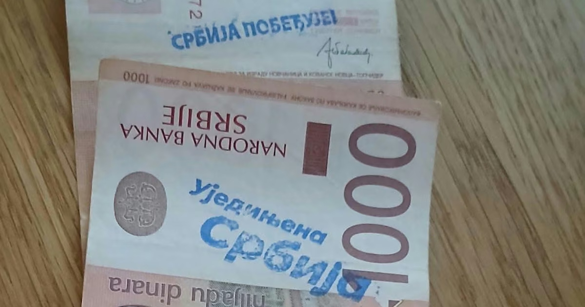FOTO Slogan Vučićevog SNS-a na novčanicama iz bankomata