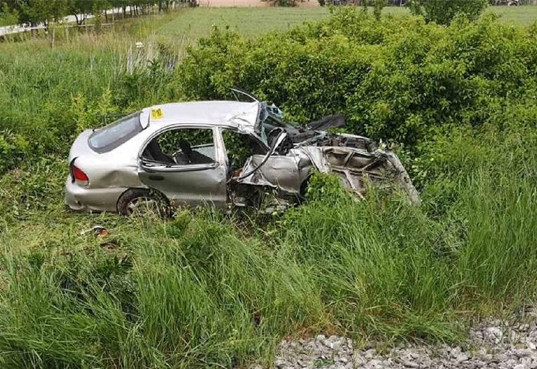 Teška prometna nesreća kod Vinkovaca, u naletu vlaka poginula jedna osoba