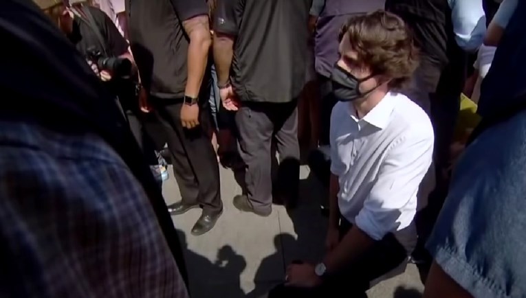 VIDEO Kanadski premijer kleknuo s prosvjednicima u znak solidarnosti