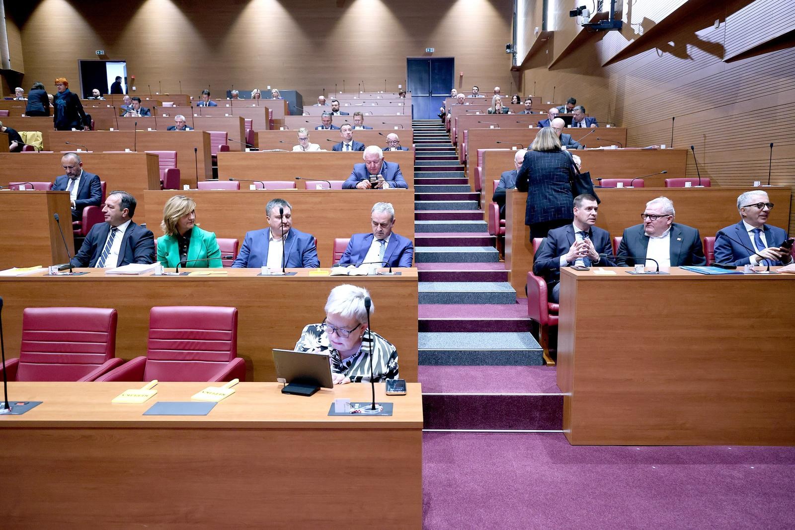 Zastupnici u saboru traže hitno rješavanje statusa pomoćnika u nastavi