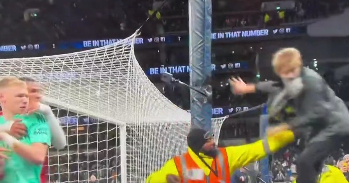 Sjećate li se navijača koji je udario golmana Arsenala na derbiju? Saznao je kaznu