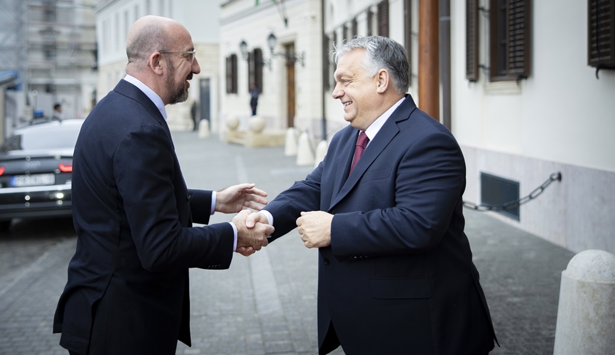 Michel u Budimpešti razgovarao s Orbanom. Grad oblijepljen plakatima protiv EU