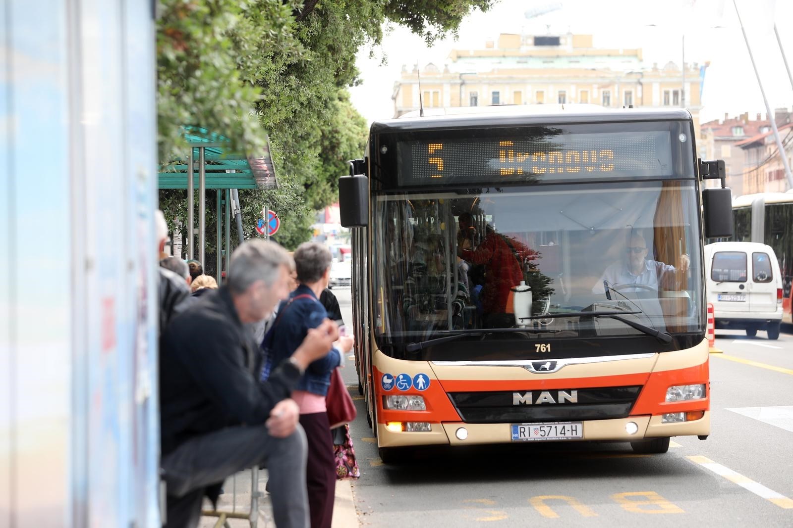 Kolaps javnog prijevoza u Rijeci. Smanjen broj vožnji, privremeno smanjene i cijene