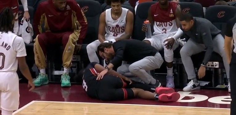 VIDEO Bizarna ozljeda u NBA ligi. Poskliznuo se na trenersku ploču i propušta sezonu