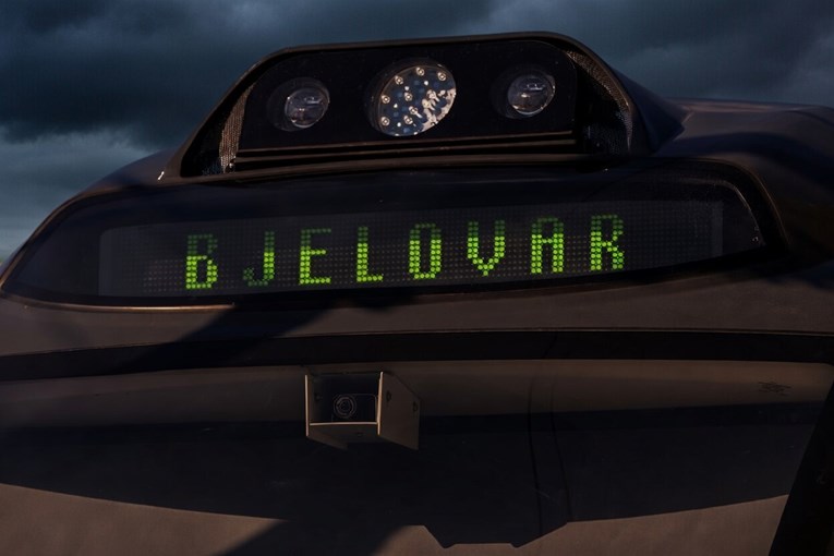 Vlak kod Bjelovara naletio na srušeno drvo, iskočio s pruge. Ima ozlijeđenih