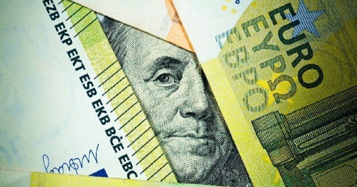 Dolar oslabio na najniže razine u više od tri godine, euro snažno porastao