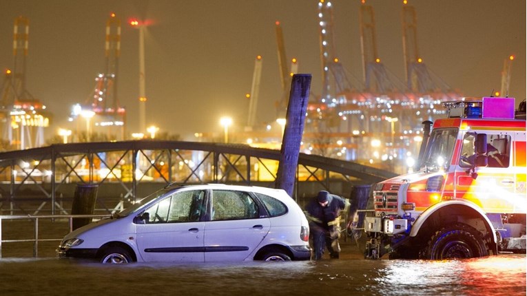 Hamburg pod vodom: Poplavljena luka, dio podzemne i poznata riblja tržnica