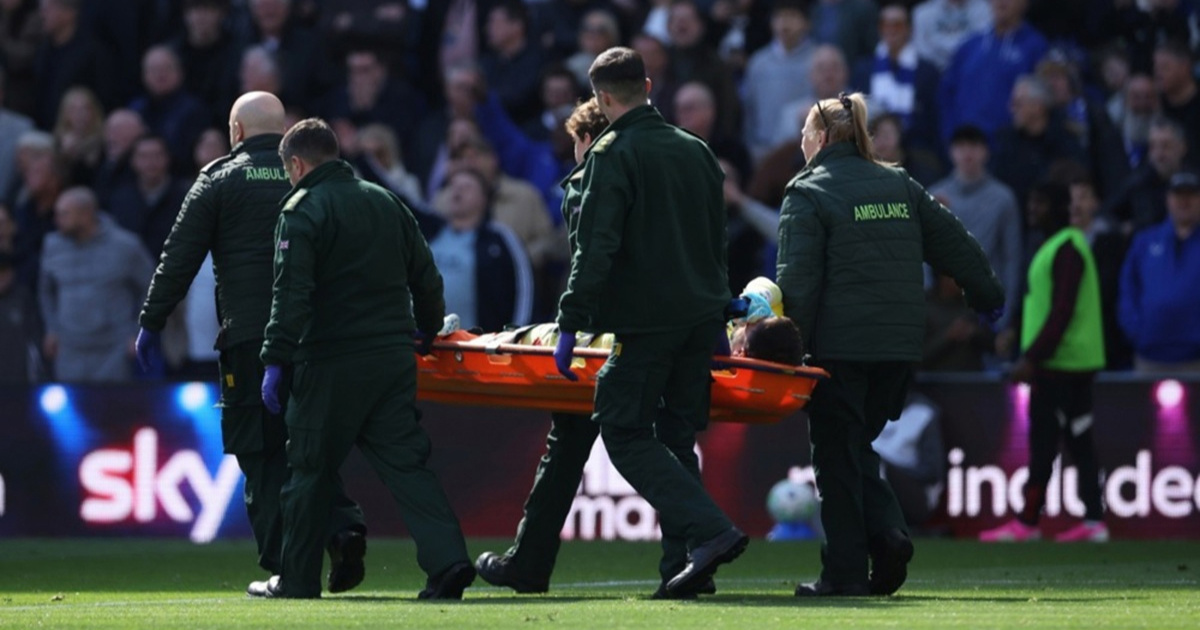 Teška ozljeda Liverpoolovog golmana. Na nosilima je iznesen s terena