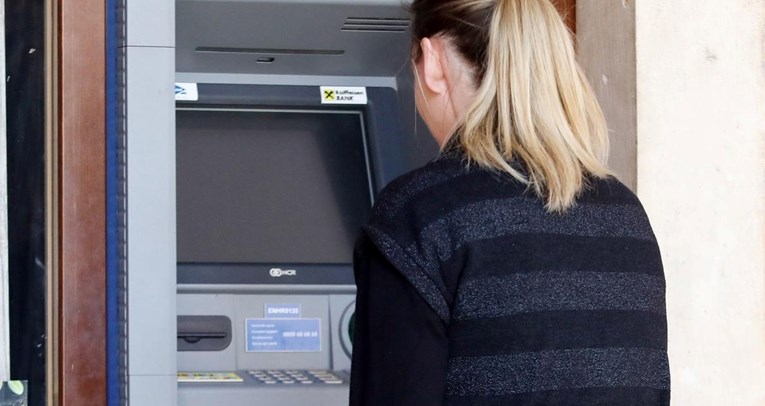 Žena kod Gračaca pronašla bankovne kartice 73-godišnjaka pa mu skidala novac s računa