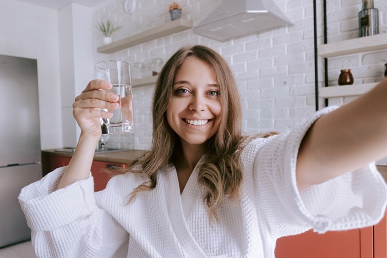 Sve više ljudi ujutro pije toplu vodu. Je li to zdravo?