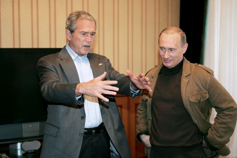 Mlađi Bush tračao Putina: Odlučio je biti s 30 godina mlađom gimnastičarkom