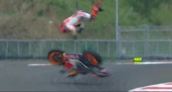 VIDEO Strašan pad Marca Marqueza. Odletio je u zrak pa udario glavom o tlo