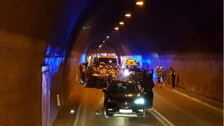 Teška prometna u splitskom tunelu, poginula jedna osoba