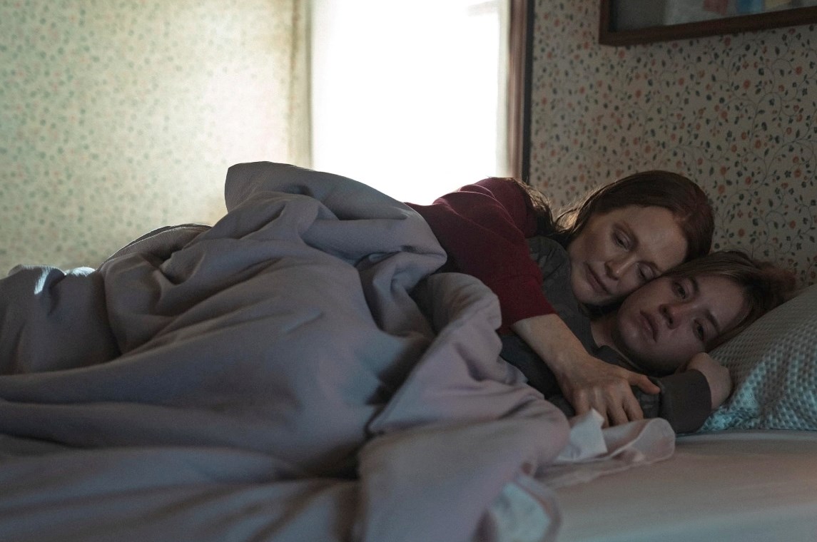 Julianne Moore nahvalila Sydney Sweeney: "Bilo je zabavno raditi s njom"