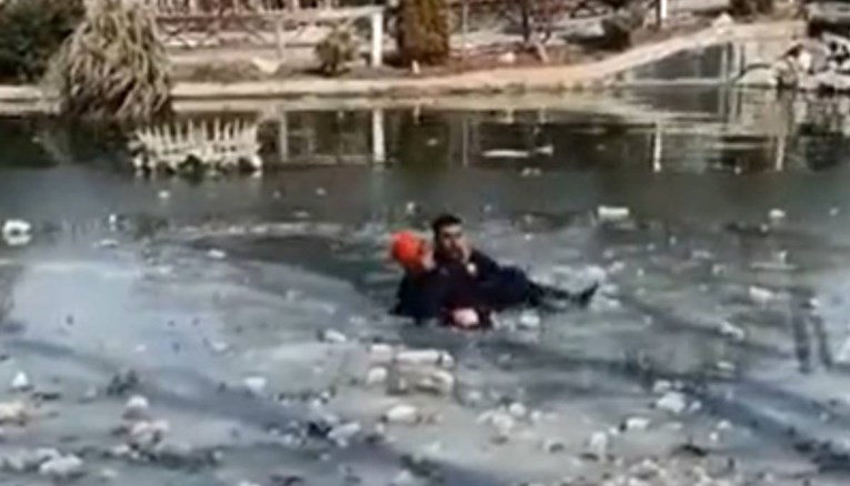 VIDEO Curica iz Turske preživjela potres pa pala u zaleđeno jezero, spasili su je