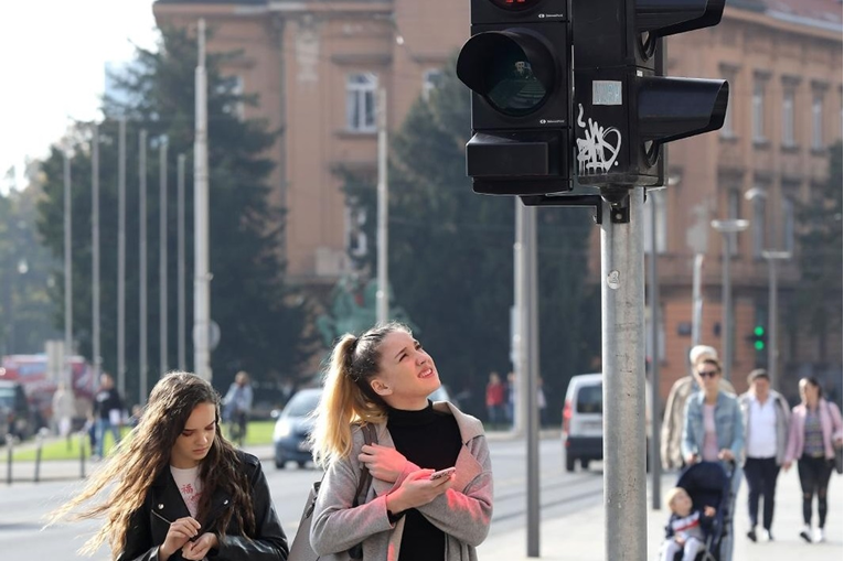 U Zagrebu osvanuo semafor za one koji bulje u mobitel, pogledajte kako radi