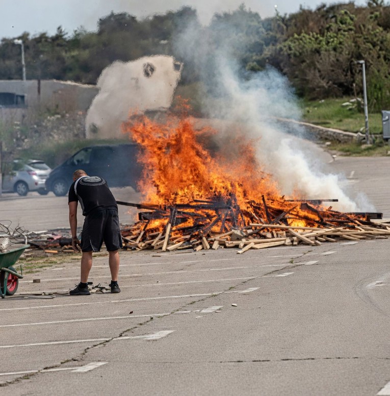 Na parkingu plaže Zrće ilegalno pale smeće. "Šminkanje klubova je iznad okoliša"