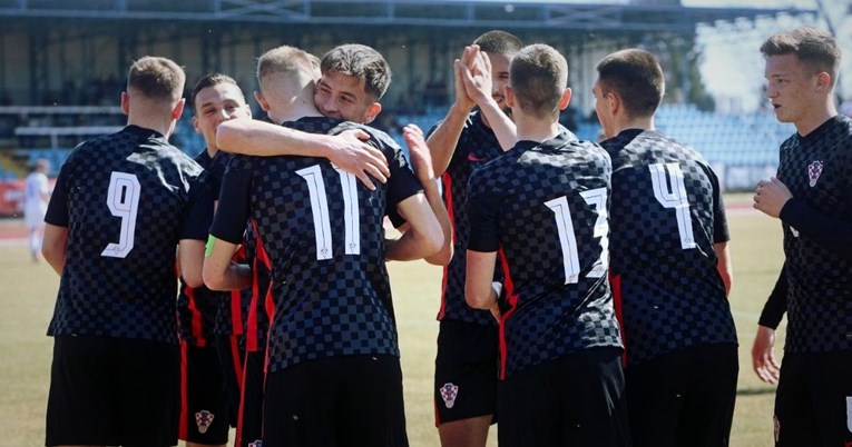 U-19 reprezentacija pobijedila Island i došla korak bliže Euru. Igrač Bayerna junak