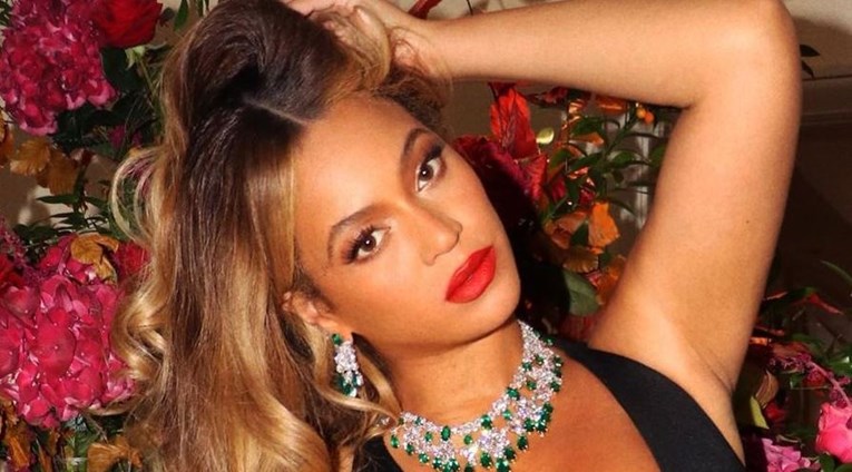 Beyonce na naslovnici novog albuma pozira polugola na konju, ljudi su oduševljeni