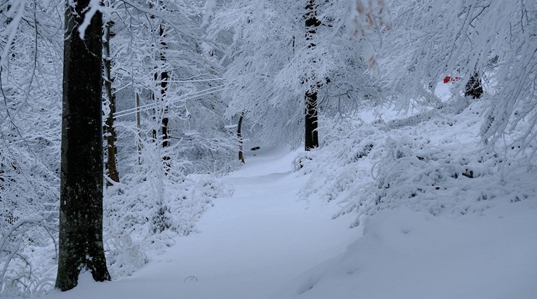 FOTO I VIDEO Sljeme prekriveno snijegom