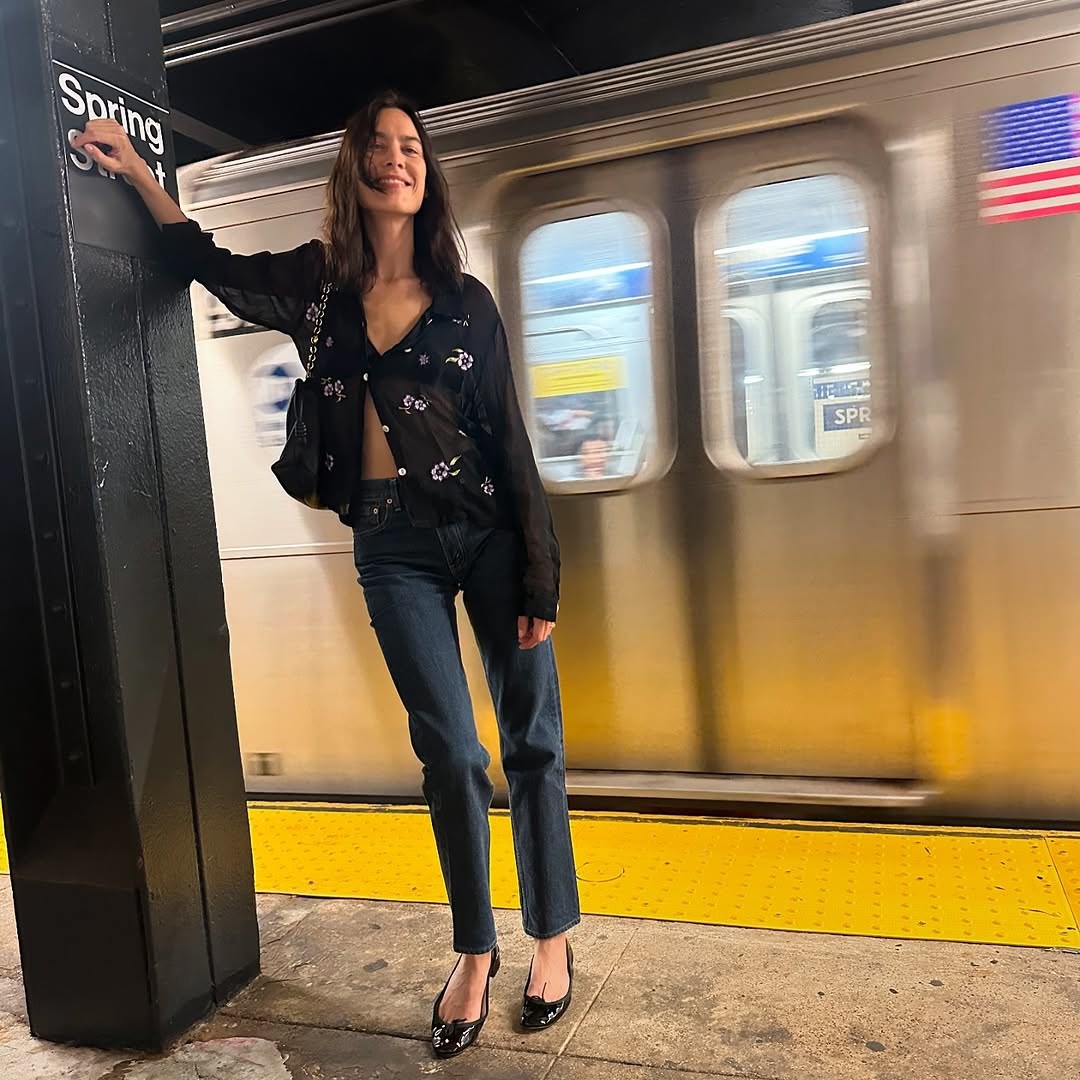 Skinny traperice ponovno trend: Alexa Chung ih nosi prva