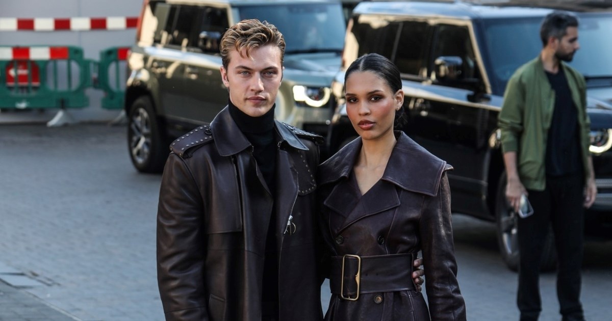 Nara i Lucky Blue Smith prošetali u bordo balonerima. Našli smo slične