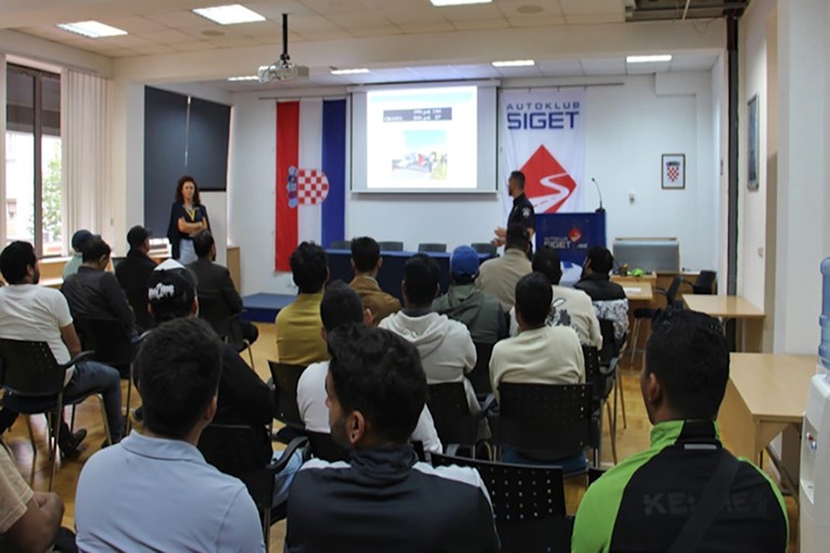 Indijci i Nepalci bili na edukaciji: Najviše su ih zanimala pravila za žutu traku