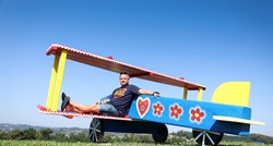 Goran je izradio veliki drveni zrakoplov koji izgleda kao tradicionalna igračka