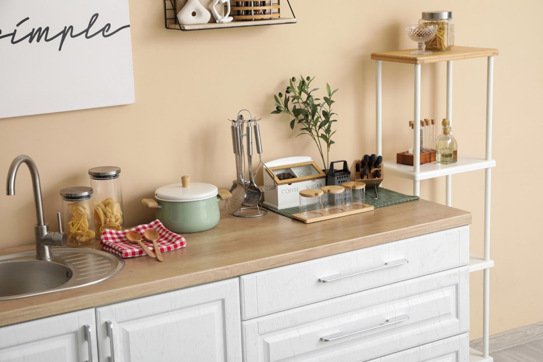 Kako u trenu urediti kuhinju? Mali trikovi koji čine veliku razliku