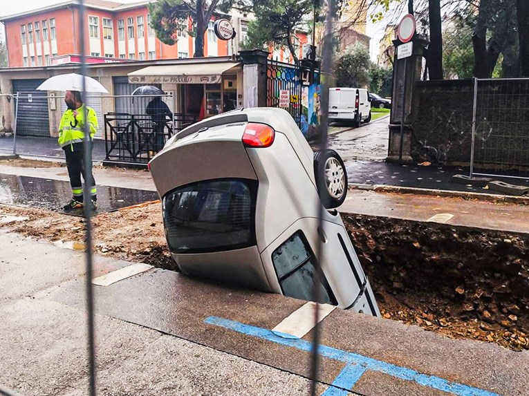 VIDEO I FOTO Cijeli auto upao u rupu u Rijeci