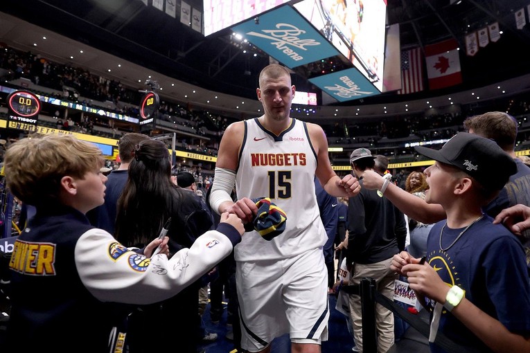 Jokić sjajan u velikom fajtu na startu play-offa. Na batine odgovorio triple-doubleom